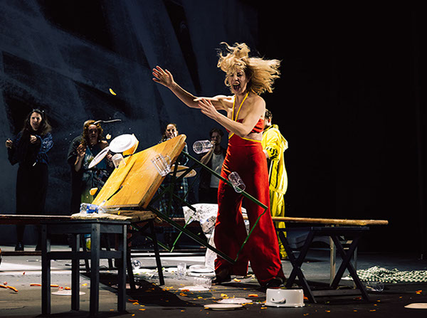 Am Ende Licht, Simon Stephens, Stuttgart, Regie Elmar Goerden, Bühne Merlo/Stengl, Kostüm Kirchleitner, Sylvana Krappatsch, Foto Katrin Ribbe