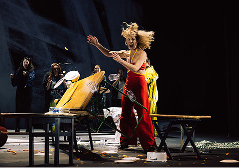 Am Ende Licht, Simon Stephens, Stuttgart, Regie Elmar Goerden, Bühne Merlo/Stengl, Kostüm Kirchleitner, Sylvana Krappatsch, Foto Katrin Ribbe