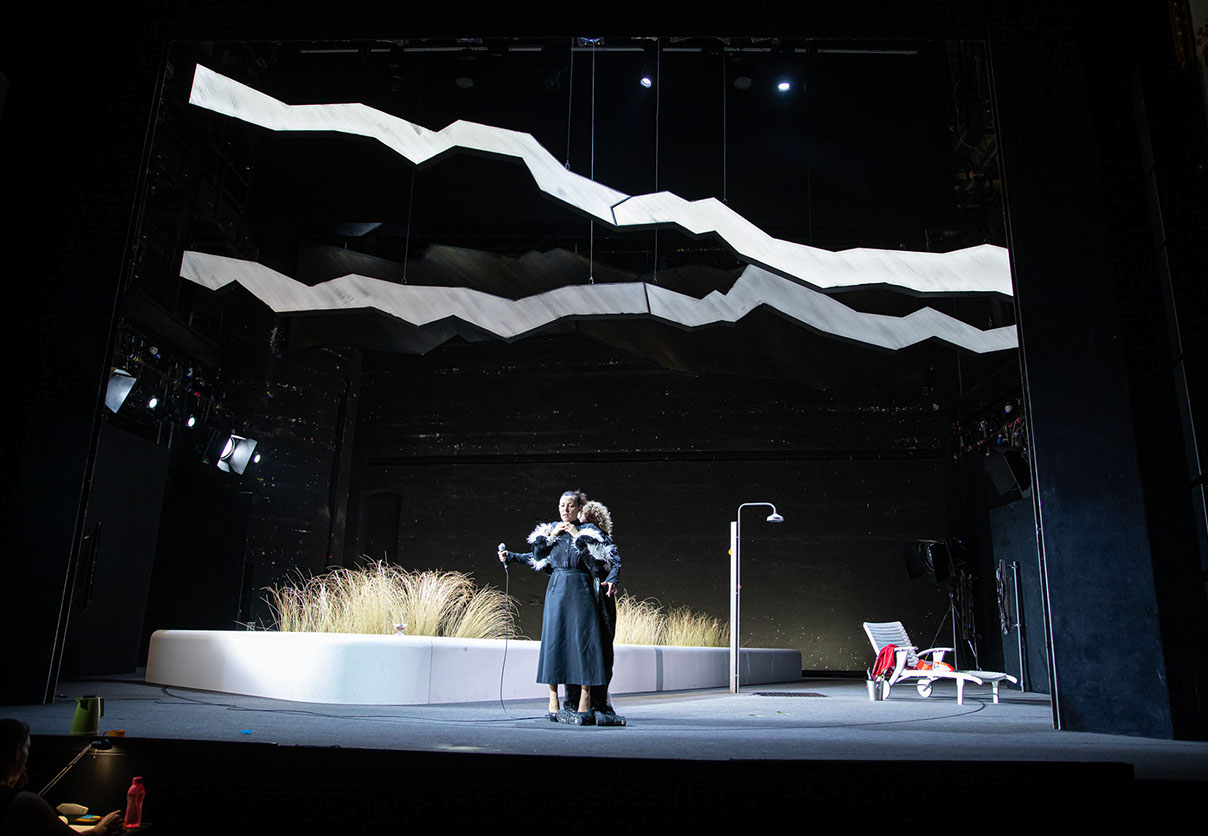 Medea, Grillparzer, Josefstadt, Regie Goerden, Bühne Merlo/Stengl, Sandra Cervik, Katharina Klar, Foto Knie