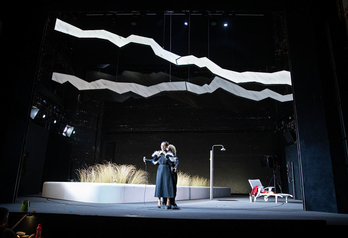 Medea, Grillparzer, Josefstadt, Regie Goerden, Bühne Merlo/Stengl, Sandra Cervik, Katharina Klar, Foto Knie